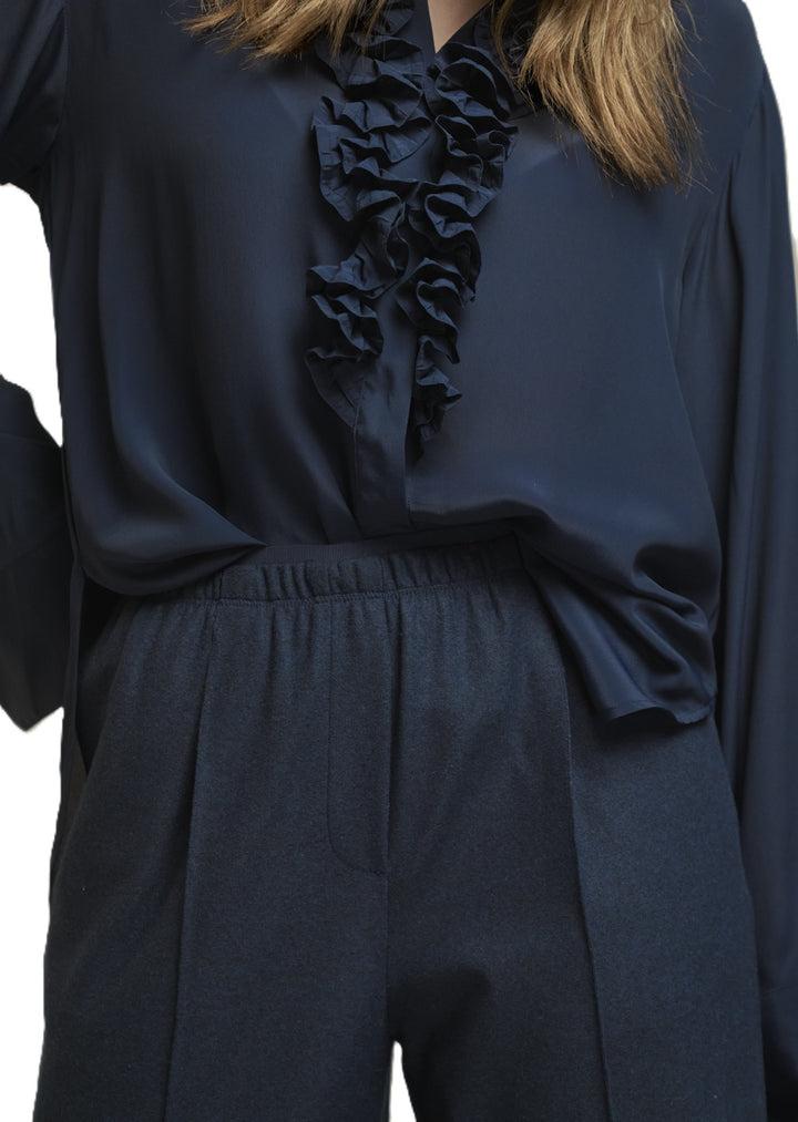 Dunkelblaue Seidenbluse Jessi von der Marke 0039 Italy mit Hemdblusenkragen und Rüschendetails. Die Bluse hat lange Ärmel und eine verdeckte Knopfleiste.