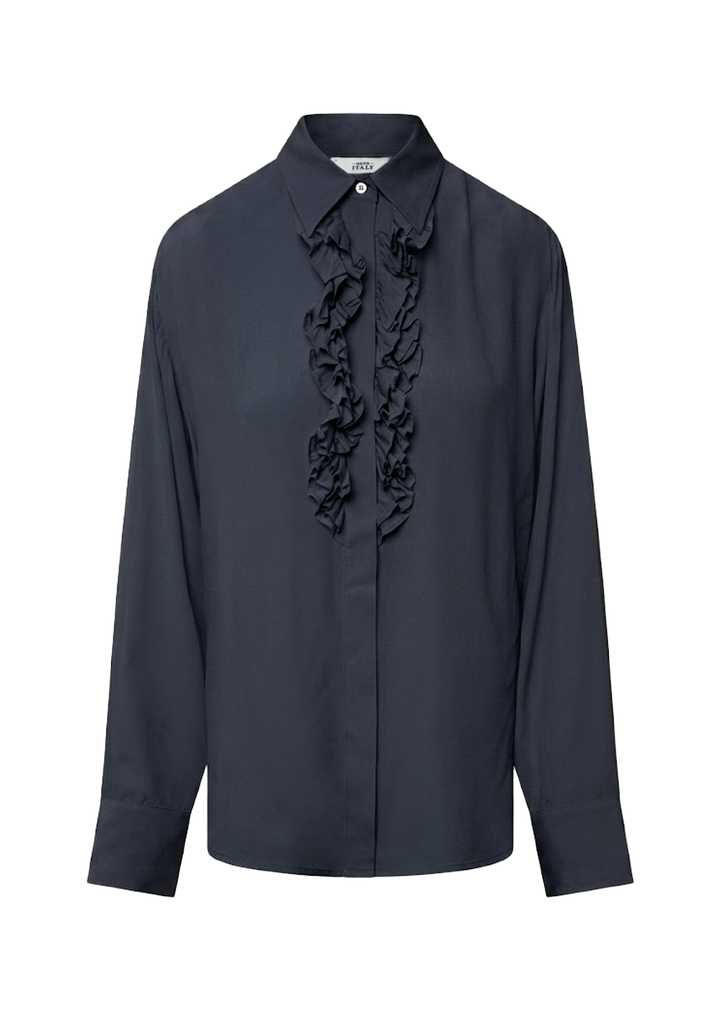Dunkelblaue Seidenbluse Jessi von der Marke 0039 Italy mit Hemdblusenkragen und Rüschendetails. Die Bluse hat lange Ärmel und eine verdeckte Knopfleiste.