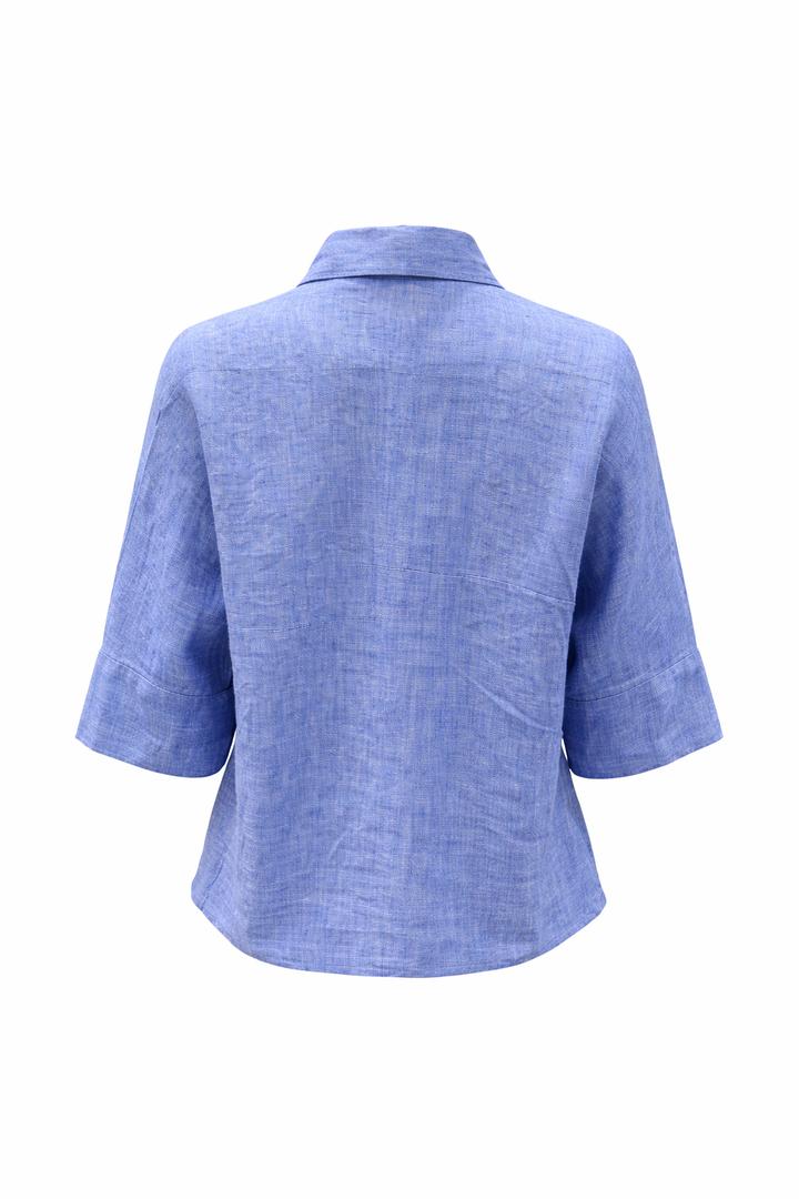 Bluse 0039 Italy Hollie in blau. Schöne sommerliche Bluse aus 100% Leinen. Die Bluse hat einen Kragen und eine verdeckte Knopfleiste. Die Schultern sind überschnitten und die Ärmel 3/4 lang. Die Bluse ist kastig und oversized geschnitten