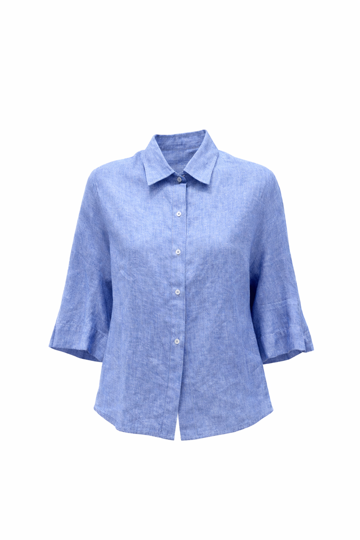 Bluse 0039 Italy Hollie in blau. Schöne sommerliche Bluse aus 100% Leinen. Die Bluse hat einen Kragen und eine verdeckte Knopfleiste. Die Schultern sind überschnitten und die Ärmel 3/4 lang. Die Bluse ist kastig und oversized geschnitten