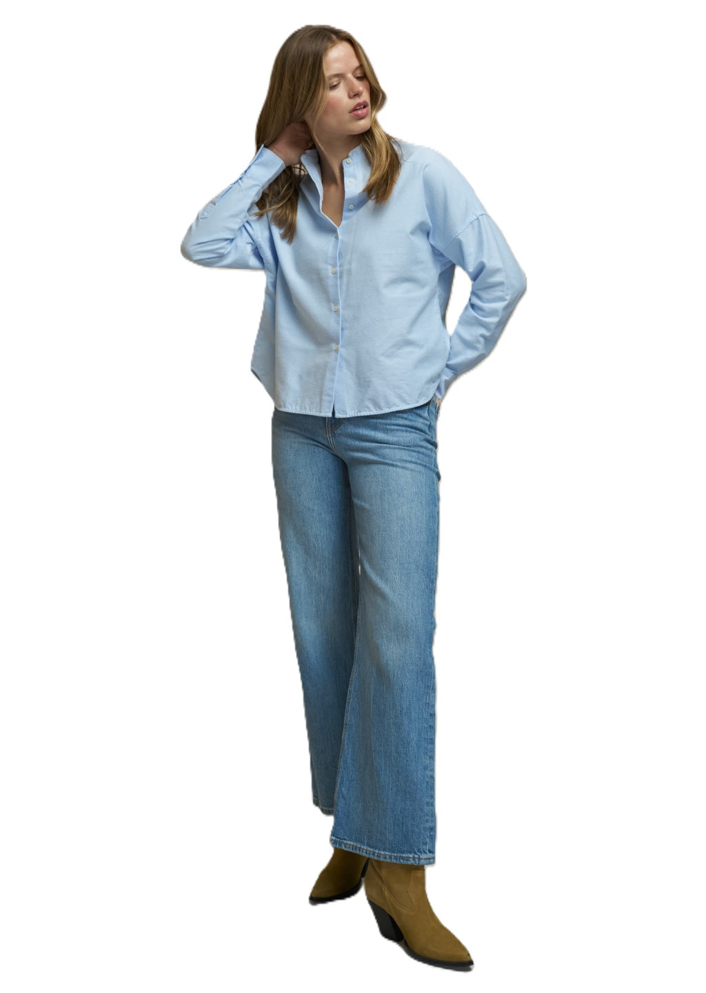 Bluse 0039 Italy Lucy RAW in hellblau. Super hübsche Bluse mit geradem Schnitt und überschnittenen Schultern. Die Bluse hat einen flachen Stehkragen mit Rüschendetails. Sie hat eine durchgehende Knopfleiste. Die Ärmel sind lang und haben eine Einknopf-Manschette. Die Rückenpartie ist verlängert und der Saum ist abgerundet. 