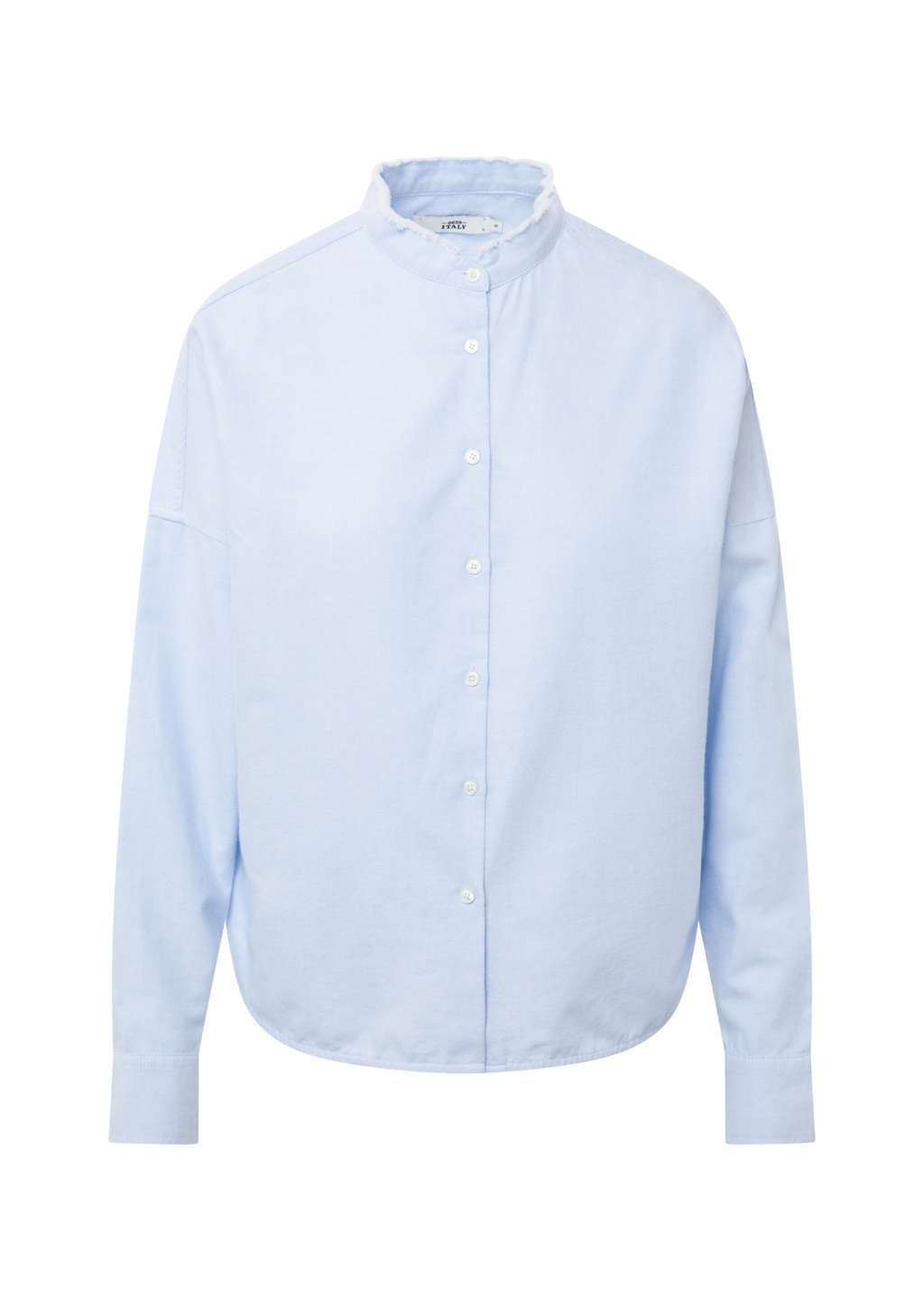 Bluse 0039 Italy Lucy RAW in hellblau. Super hübsche Bluse mit geradem Schnitt und überschnittenen Schultern. Die Bluse hat einen flachen Stehkragen mit Rüschendetails. Sie hat eine durchgehende Knopfleiste. Die Ärmel sind lang und haben eine Einknopf-Manschette. Die Rückenpartie ist verlängert und der Saum ist abgerundet. 