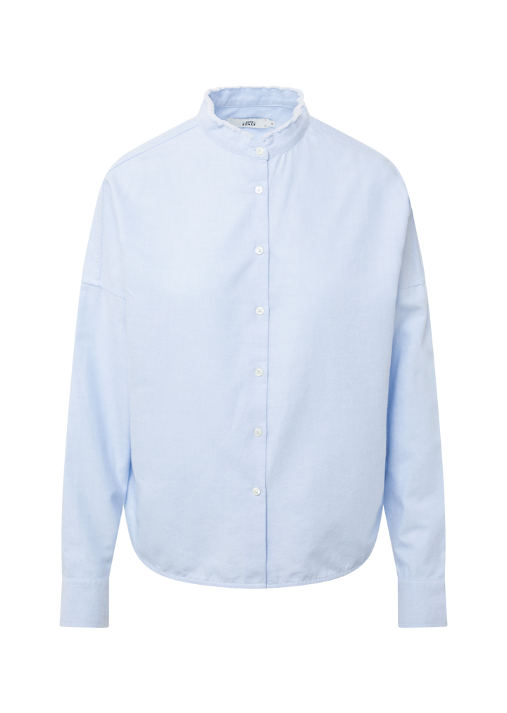 Bluse 0039 Italy Lucy RAW in hellblau. Super hübsche Bluse mit geradem Schnitt und überschnittenen Schultern. Die Bluse hat einen flachen Stehkragen mit Rüschendetails. Sie hat eine durchgehende Knopfleiste. Die Ärmel sind lang und haben eine Einknopf-Manschette. Die Rückenpartie ist verlängert und der Saum ist abgerundet. 