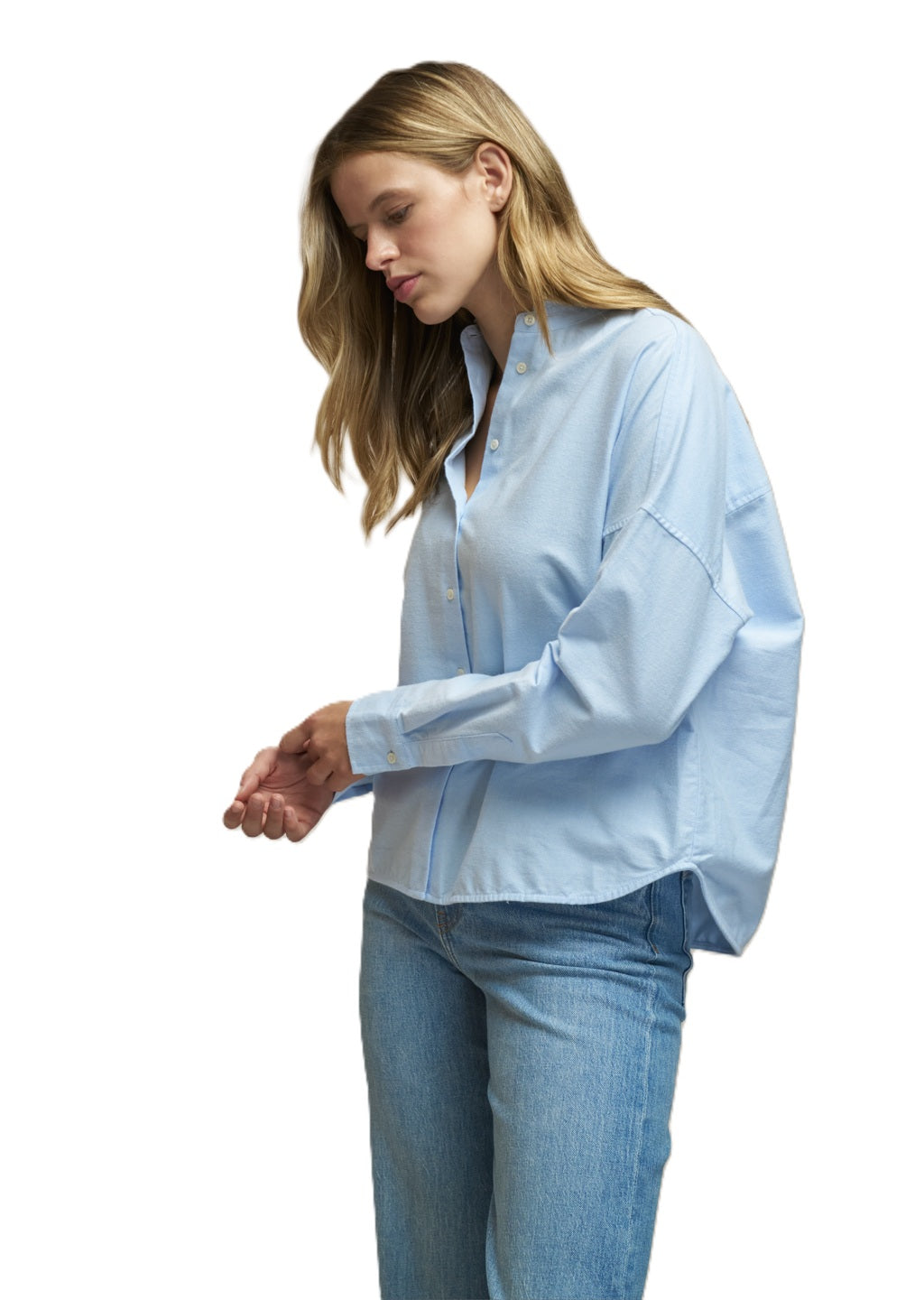 Bluse 0039 Italy Lucy RAW in hellblau. Super hübsche Bluse mit geradem Schnitt und überschnittenen Schultern. Die Bluse hat einen flachen Stehkragen mit Rüschendetails. Sie hat eine durchgehende Knopfleiste. Die Ärmel sind lang und haben eine Einknopf-Manschette. Die Rückenpartie ist verlängert und der Saum ist abgerundet. 