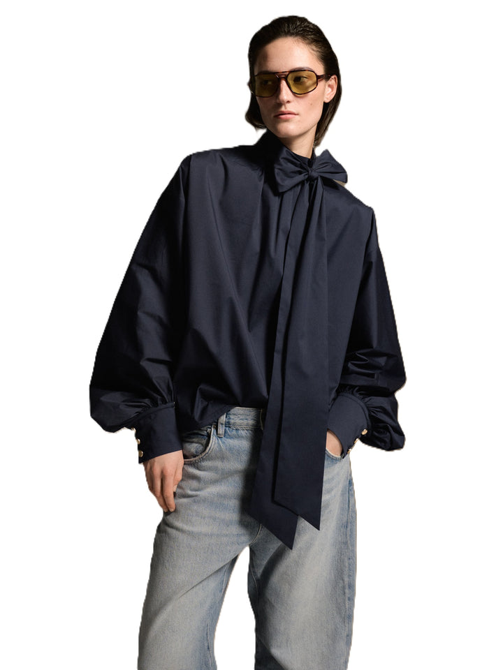 Dunkelblaue Bluse Mavea von 0039 Italy mit Oversize-Silhouette, abnehmbarer Schluppe/Schleife, hohem Stehkragen und weiten Ballonärmeln.