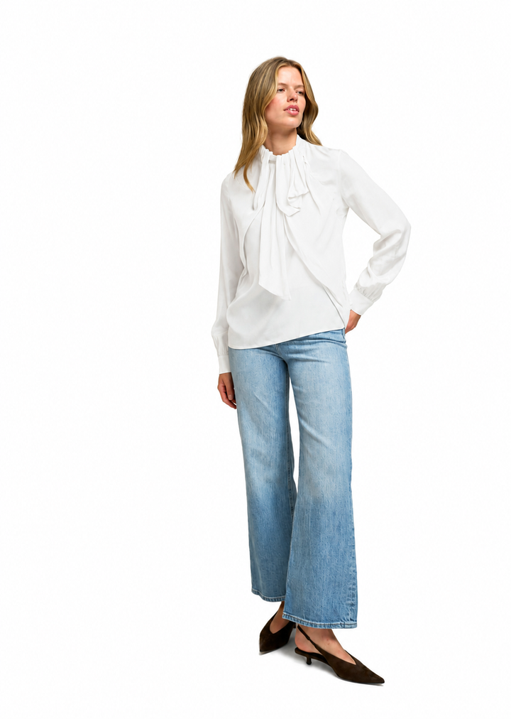 Weiße Bluse Dorothea von 0039 Italy aus Popeline mit angenähter Schluppe, langen Ärmeln und Reißverschluss am Rücken.