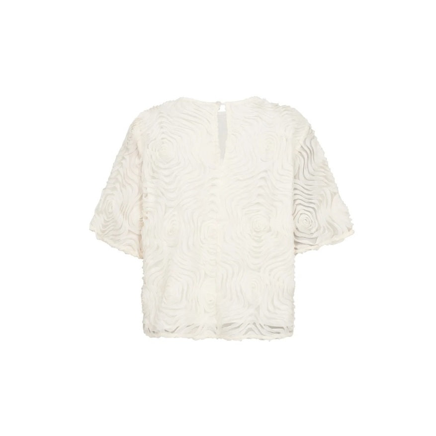 Bluse Co’Couture GiovannaCC in Offwhite mit plastischer, floraler Struktur und lockerem, geradem Schnitt. Weite Kurzärmel mit transparenten Partien, transparente Details am Saum und ein Rundhalsausschnitt mit kleinem Schlitz und Knopfverschluss im Nacken unterstreichen das leichte, feminine Design.