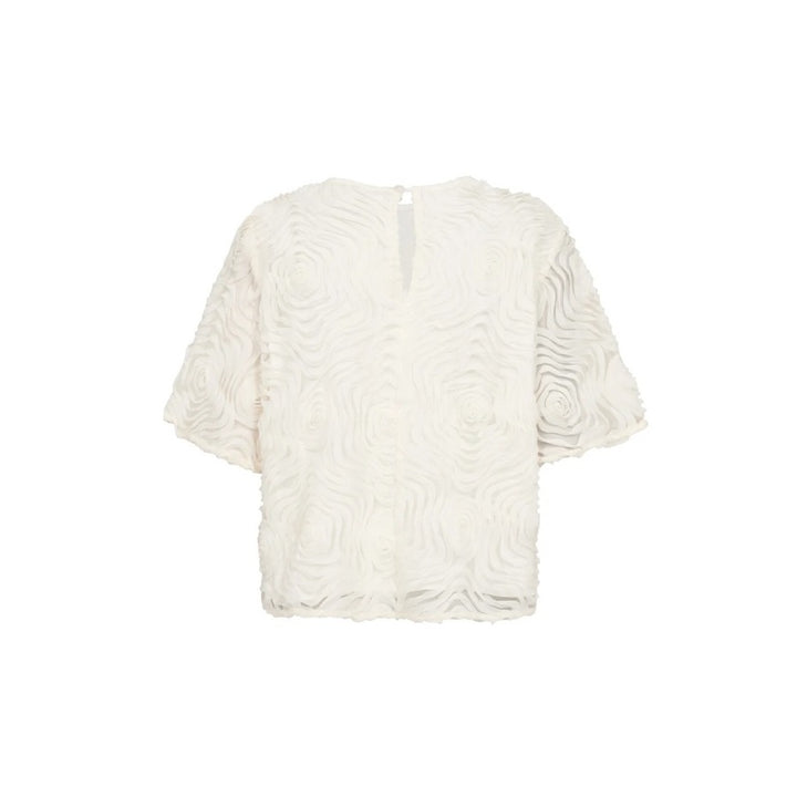 Bluse Co’Couture GiovannaCC in Offwhite mit plastischer, floraler Struktur und lockerem, geradem Schnitt. Weite Kurzärmel mit transparenten Partien, transparente Details am Saum und ein Rundhalsausschnitt mit kleinem Schlitz und Knopfverschluss im Nacken unterstreichen das leichte, feminine Design.