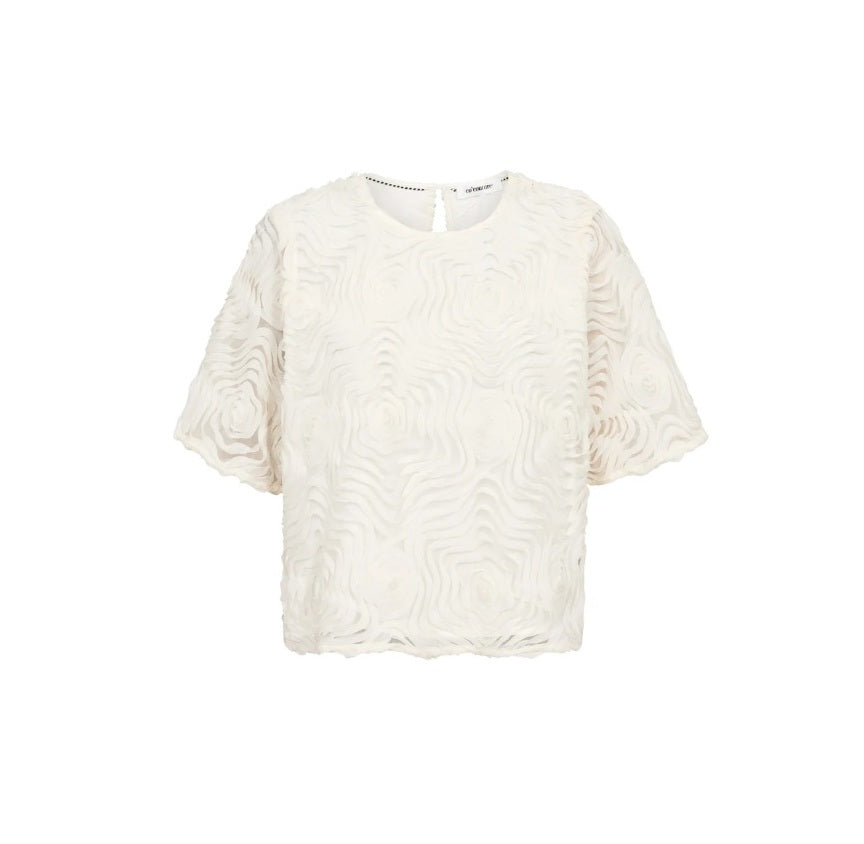 Bluse Co’Couture GiovannaCC in Offwhite mit plastischer, floraler Struktur und lockerem, geradem Schnitt. Weite Kurzärmel mit transparenten Partien, transparente Details am Saum und ein Rundhalsausschnitt mit kleinem Schlitz und Knopfverschluss im Nacken unterstreichen das leichte, feminine Design.