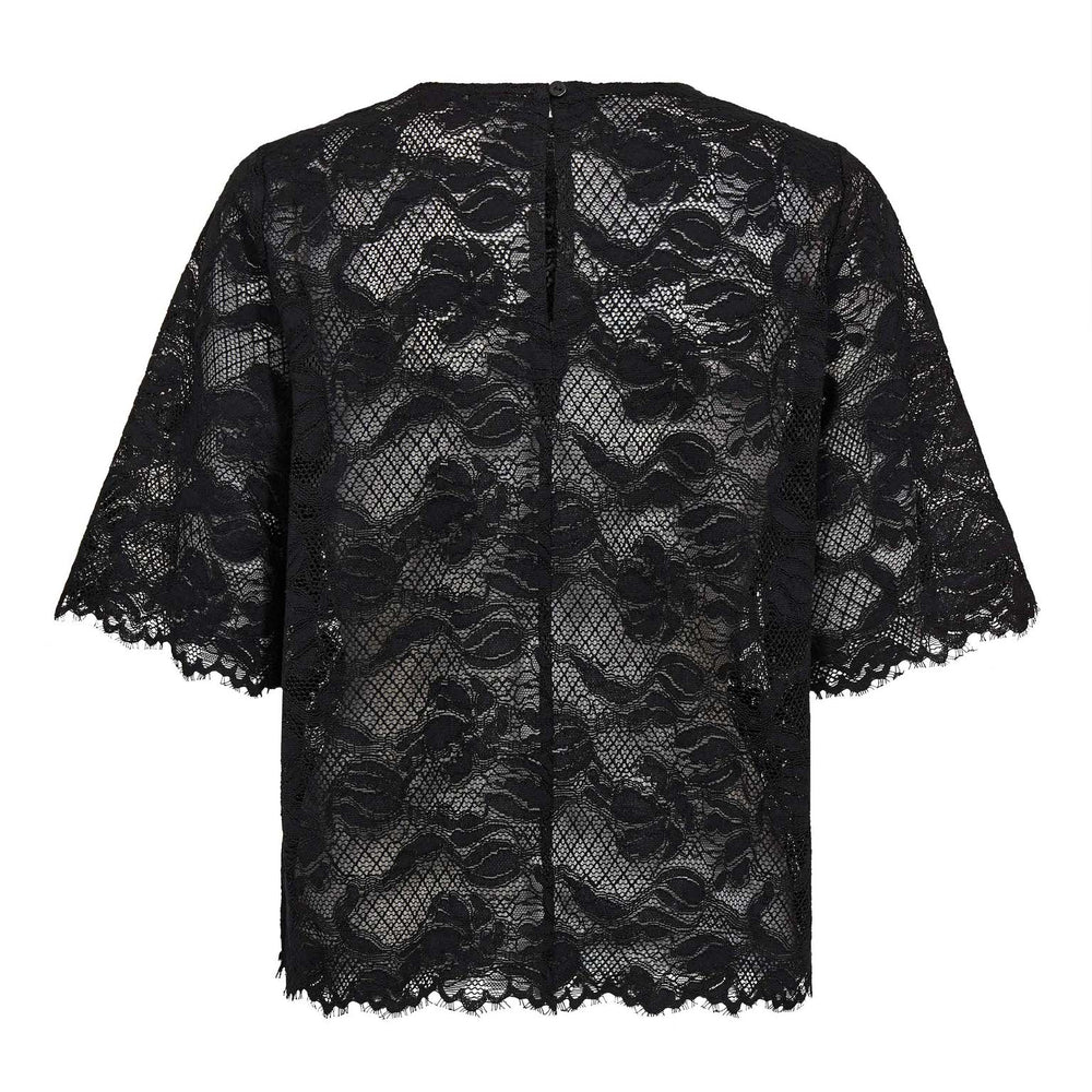 Bluse Co'Couture LannyCC Lace Blouse in schwarz. Diese hübsche schwarze Spitzenbluse ist ein richtiges Highlight. Sie hat einen Rundhalsausschnitt und einen halblangen Ärmel. Auf der Rückseite befindet sich ein kleiner Haken zum Verschließen. An den Säumen ist die Spitze abgerundet.