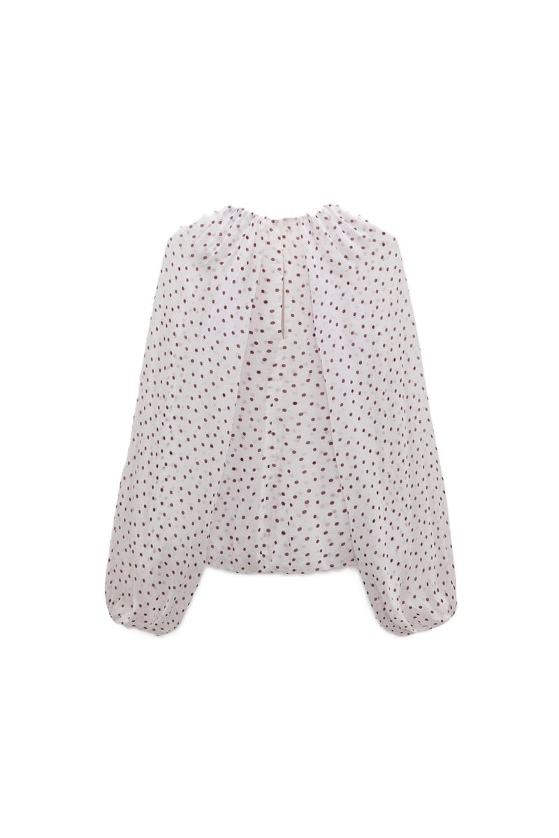Bluse Dorothee Schumacher DANCING DOTS Blouse.small bordeaux dot. Die Bluse mit Polka-Dot-Muster ist aus crinkled Viskose-Georgette gemacht und hat voluminöse, capeartige lange Ärmel. Die Bluse hat einen schmalen Schnitt und elastische Bündchen. Auf der Rückseite befindet sich ein kleiner Knopf zum Verschließen. Der Bodyteil ist gedoppelt und nicht durchsichtig. 
