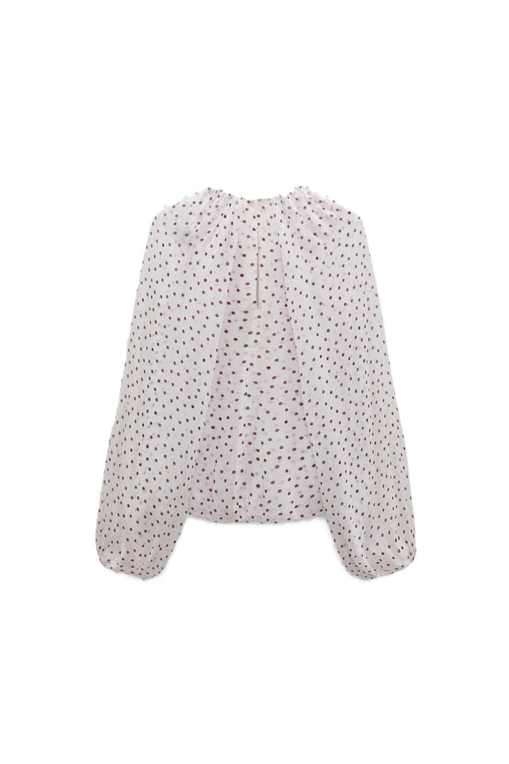 Bluse Dorothee Schumacher DANCING DOTS Blouse.small bordeaux dot. Die Bluse mit Polka-Dot-Muster ist aus crinkled Viskose-Georgette gemacht und hat voluminöse, capeartige lange Ärmel. Die Bluse hat einen schmalen Schnitt und elastische Bündchen. Auf der Rückseite befindet sich ein kleiner Knopf zum Verschließen. Der Bodyteil ist gedoppelt und nicht durchsichtig. 