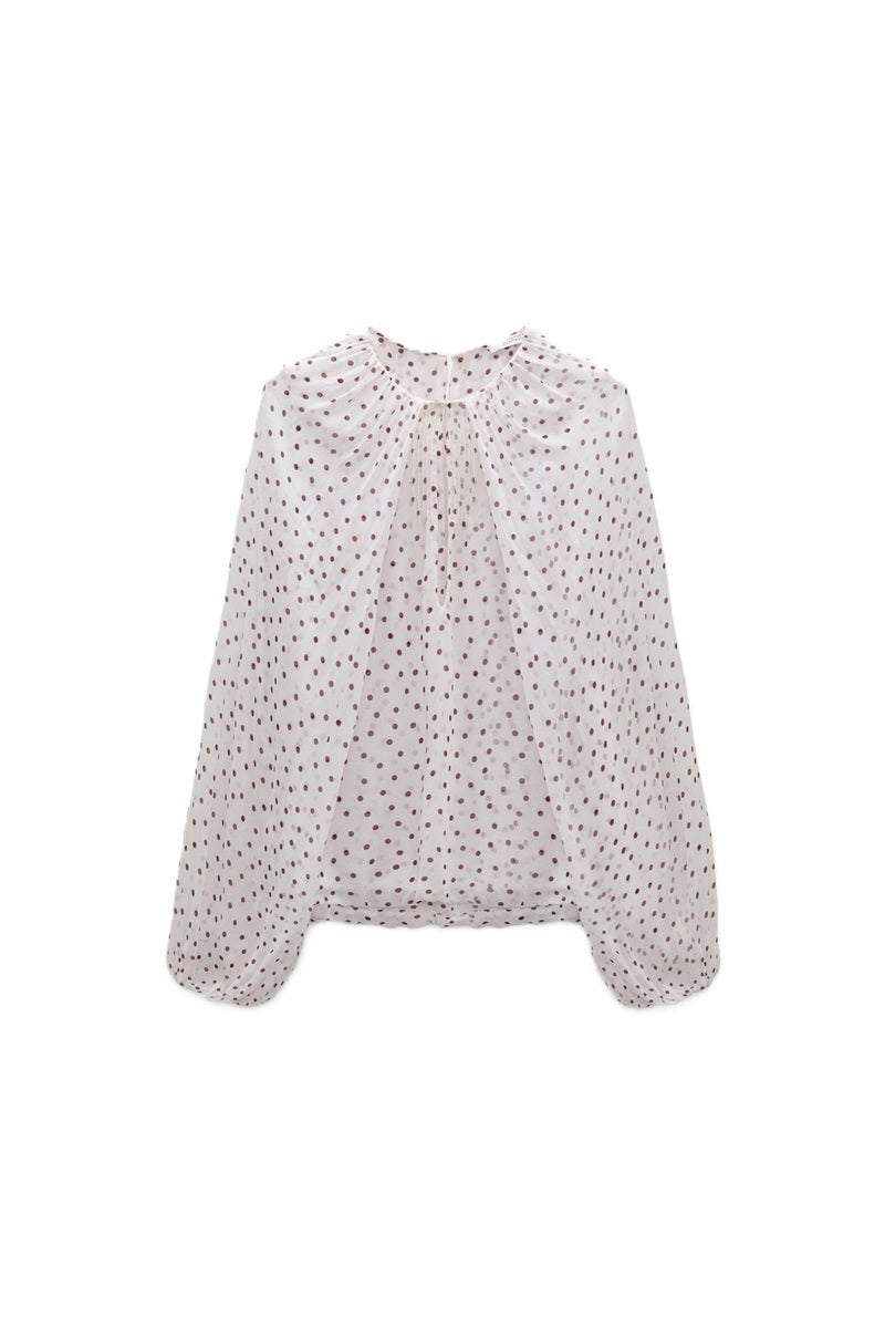 Bluse Dorothee Schumacher DANCING DOTS Blouse.small bordeaux dot. Die Bluse mit Polka-Dot-Muster ist aus crinkled Viskose-Georgette gemacht und hat voluminöse, capeartige lange Ärmel. Die Bluse hat einen schmalen Schnitt und elastische Bündchen. Auf der Rückseite befindet sich ein kleiner Knopf zum Verschließen. Der Bodyteil ist gedoppelt und nicht durchsichtig. 