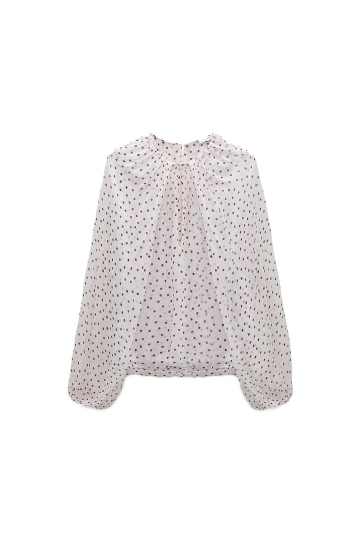 Bluse Dorothee Schumacher DANCING DOTS Blouse.small bordeaux dot. Die Bluse mit Polka-Dot-Muster ist aus crinkled Viskose-Georgette gemacht und hat voluminöse, capeartige lange Ärmel. Die Bluse hat einen schmalen Schnitt und elastische Bündchen. Auf der Rückseite befindet sich ein kleiner Knopf zum Verschließen. Der Bodyteil ist gedoppelt und nicht durchsichtig. 