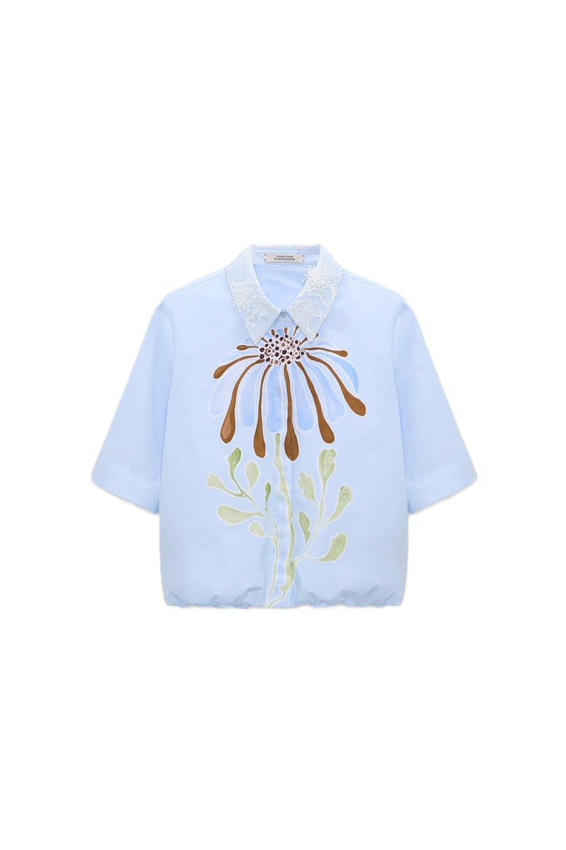 Bluse von Dorothee Schumacher Floral Power Blouse in hellblau mit weißem Spitzenkragen. Die Bluse hat einen Blumendruck und eine Knopfleiste. Wir habe auch den passenden Rock dazu. 