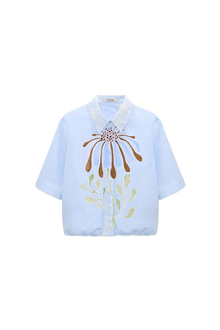 Bluse von Dorothee Schumacher Floral Power Blouse in hellblau mit weißem Spitzenkragen. Die Bluse hat einen Blumendruck und eine Knopfleiste. Wir habe auch den passenden Rock dazu. 