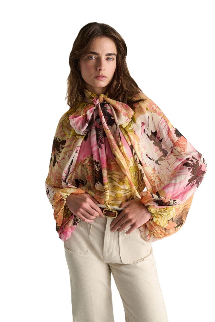 Bluse Dorothee Schumacher FLORAL DREAM Blouse boho flower print. Die Bluse mit Signature Print ist aus Viskose-Georgette gefertigt und hat voluminöse, capeartige lange Ärmel. Die Bluse hat einen schmalen Schnitt und elastische Bündchen. Ebenfalls verfügt die Bluse über einen doppelten Bodyteil. Auf der Vorderseite befindet sich ein Schlitz, auf der Rückseite ein kleiner Knopf zum Verschließen. 