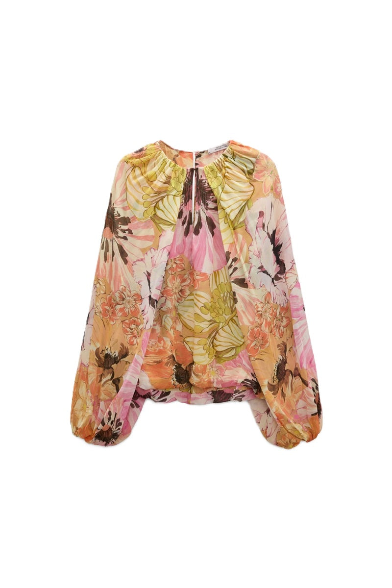 Bluse Dorothee Schumacher FLORAL DREAM Blouse boho flower print. Die Bluse mit Signature Print ist aus Viskose-Georgette gefertigt und hat voluminöse, capeartige lange Ärmel. Die Bluse hat einen schmalen Schnitt und elastische Bündchen. Ebenfalls verfügt die Bluse über einen doppelten Bodyteil. Auf der Vorderseite befindet sich ein Schlitz, auf der Rückseite ein kleiner Knopf zum Verschließen. 