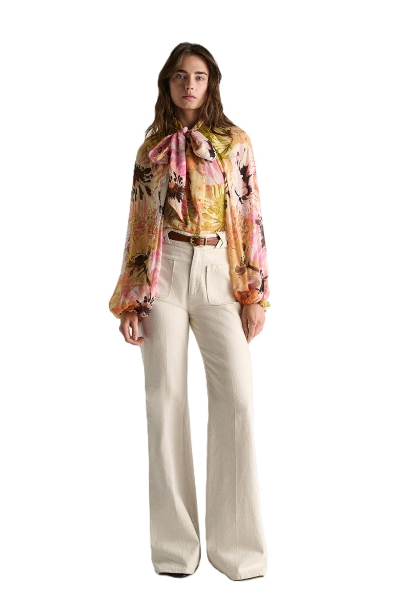 Bluse Dorothee Schumacher FLORAL DREAM Blouse boho flower print. Die Bluse mit Signature Print ist aus Viskose-Georgette gefertigt und hat voluminöse, capeartige lange Ärmel. Die Bluse hat einen schmalen Schnitt und elastische Bündchen. Ebenfalls verfügt die Bluse über einen doppelten Bodyteil. Auf der Vorderseite befindet sich ein Schlitz, auf der Rückseite ein kleiner Knopf zum Verschließen. 