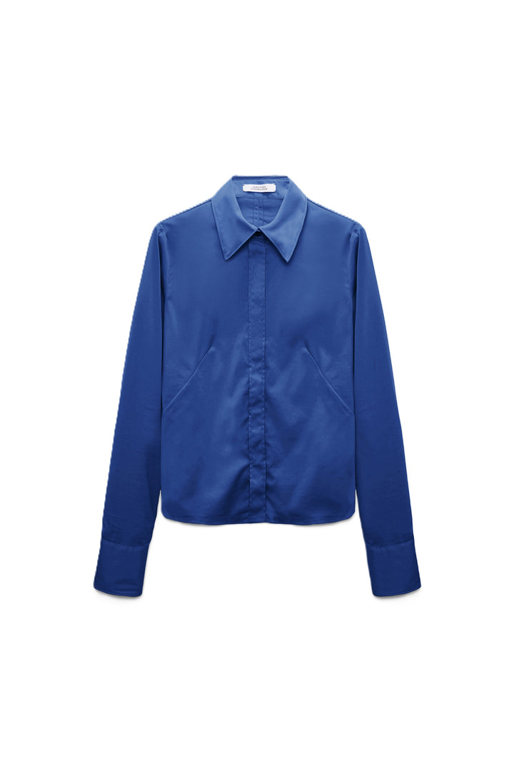 Blaue Bluse von Dorothee Schumacher mit schmaler Passform, einem Hemdkragen und Memory-Draht an den Manschetten, sowie einer verdeckten Knopfleiste.