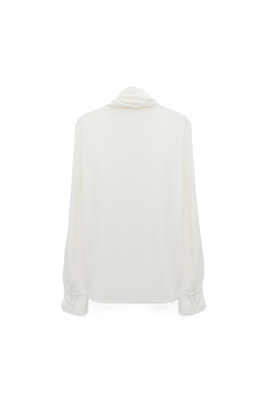 Bluse Dorothee Schumacher Soft Vibes in ecru. Schön fallende Seidenbluse mit eleganten Schal. Die Bluse hat eine verdeckte Knopfleiste und breite Manschetten. Sie hat eine lockere Passform und fällt größengerecht aus.