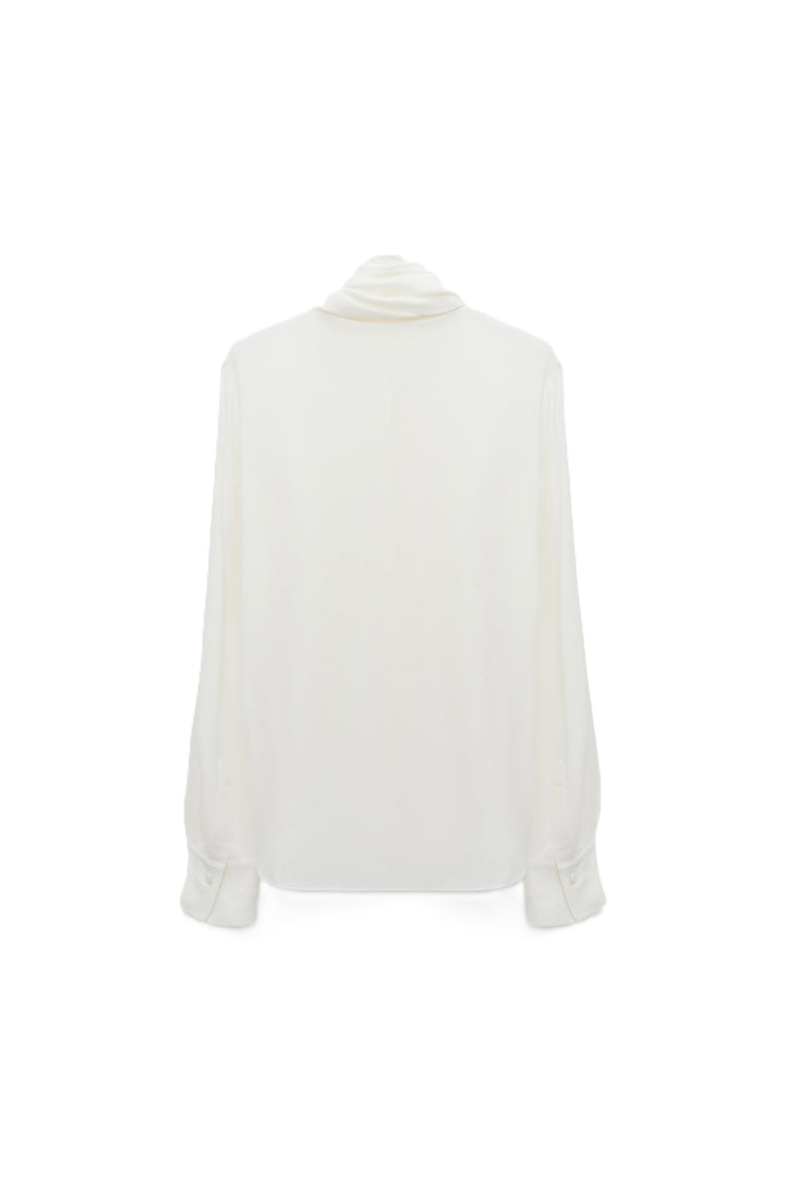 Bluse Dorothee Schumacher Soft Vibes in ecru. Schön fallende Seidenbluse mit eleganten Schal. Die Bluse hat eine verdeckte Knopfleiste und breite Manschetten. Sie hat eine lockere Passform und fällt größengerecht aus.