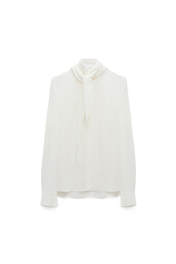 Bluse Dorothee Schumacher Soft Vibes in ecru. Schön fallende Seidenbluse mit eleganten Schal. Die Bluse hat eine verdeckte Knopfleiste und breite Manschetten. Sie hat eine lockere Passform und fällt größengerecht aus.