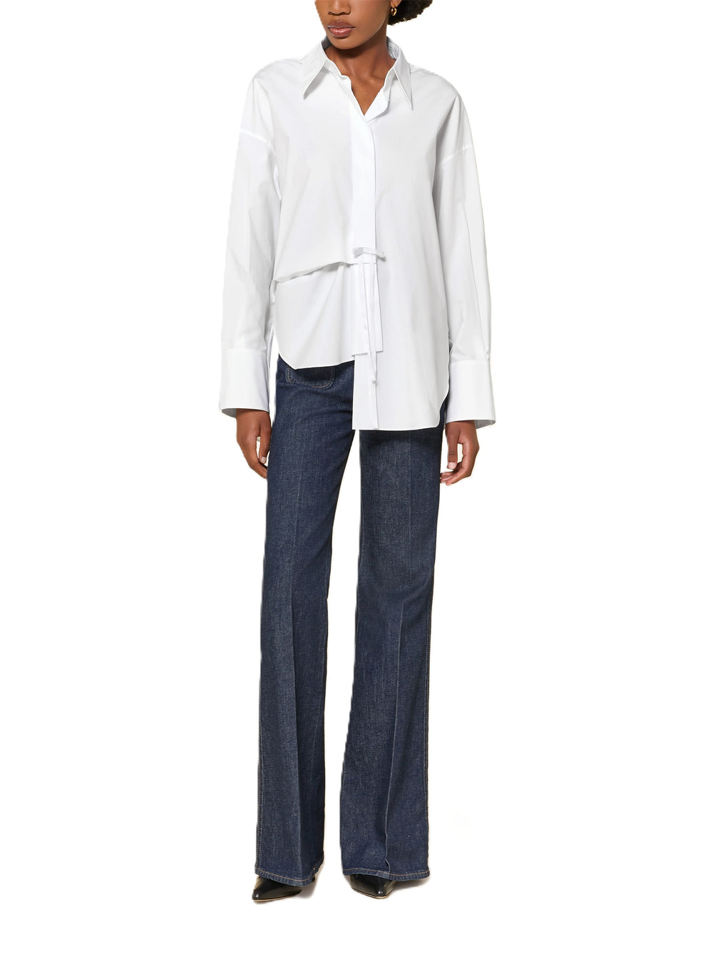 Bluse Dorothee Schumacher POPLIN POWER blouse in weiß. Sportliche Bluse von Dorothee Schumacher in weiß. Die Bluse ist länger und gerade geschnitten mit Schlitzen an den Seiten. Sie hat einen Hemdblusenkragen und eine verdeckte Knopfleiste. An den Manschetten befinden sich Knöpfe, auf der Rückseite eine Quetschfalte. Auf der Vorderseite befindet sich ein hübsches Schleifendetail und die Bluse ist asymmetrisch geschnitten.