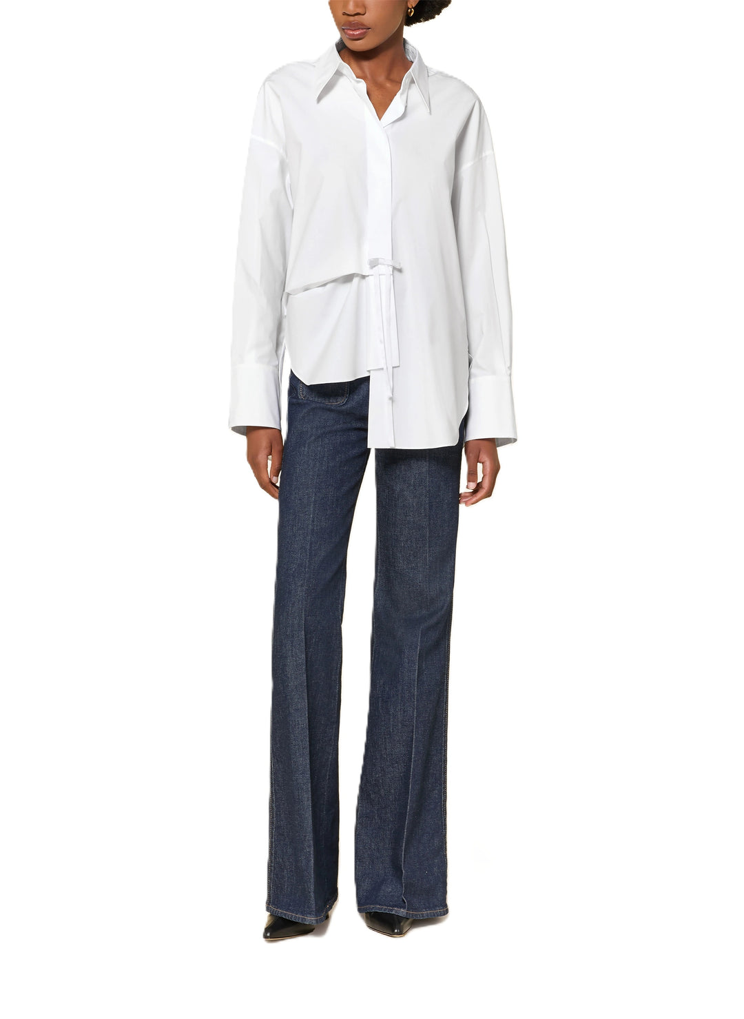 Bluse Dorothee Schumacher POPLIN POWER blouse in weiß. Sportliche Bluse von Dorothee Schumacher in weiß. Die Bluse ist länger und gerade geschnitten mit Schlitzen an den Seiten. Sie hat einen Hemdblusenkragen und eine verdeckte Knopfleiste. An den Manschetten befinden sich Knöpfe, auf der Rückseite eine Quetschfalte. Auf der Vorderseite befindet sich ein hübsches Schleifendetail und die Bluse ist asymmetrisch geschnitten.