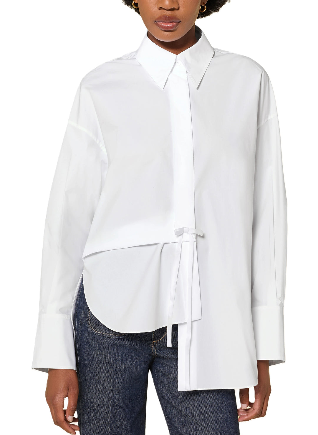 Bluse Dorothee Schumacher POPLIN POWER blouse in weiß. Sportliche Bluse von Dorothee Schumacher in weiß. Die Bluse ist länger und gerade geschnitten mit Schlitzen an den Seiten. Sie hat einen Hemdblusenkragen und eine verdeckte Knopfleiste. An den Manschetten befinden sich Knöpfe, auf der Rückseite eine Quetschfalte. Auf der Vorderseite befindet sich ein hübsches Schleifendetail und die Bluse ist asymmetrisch geschnitten.