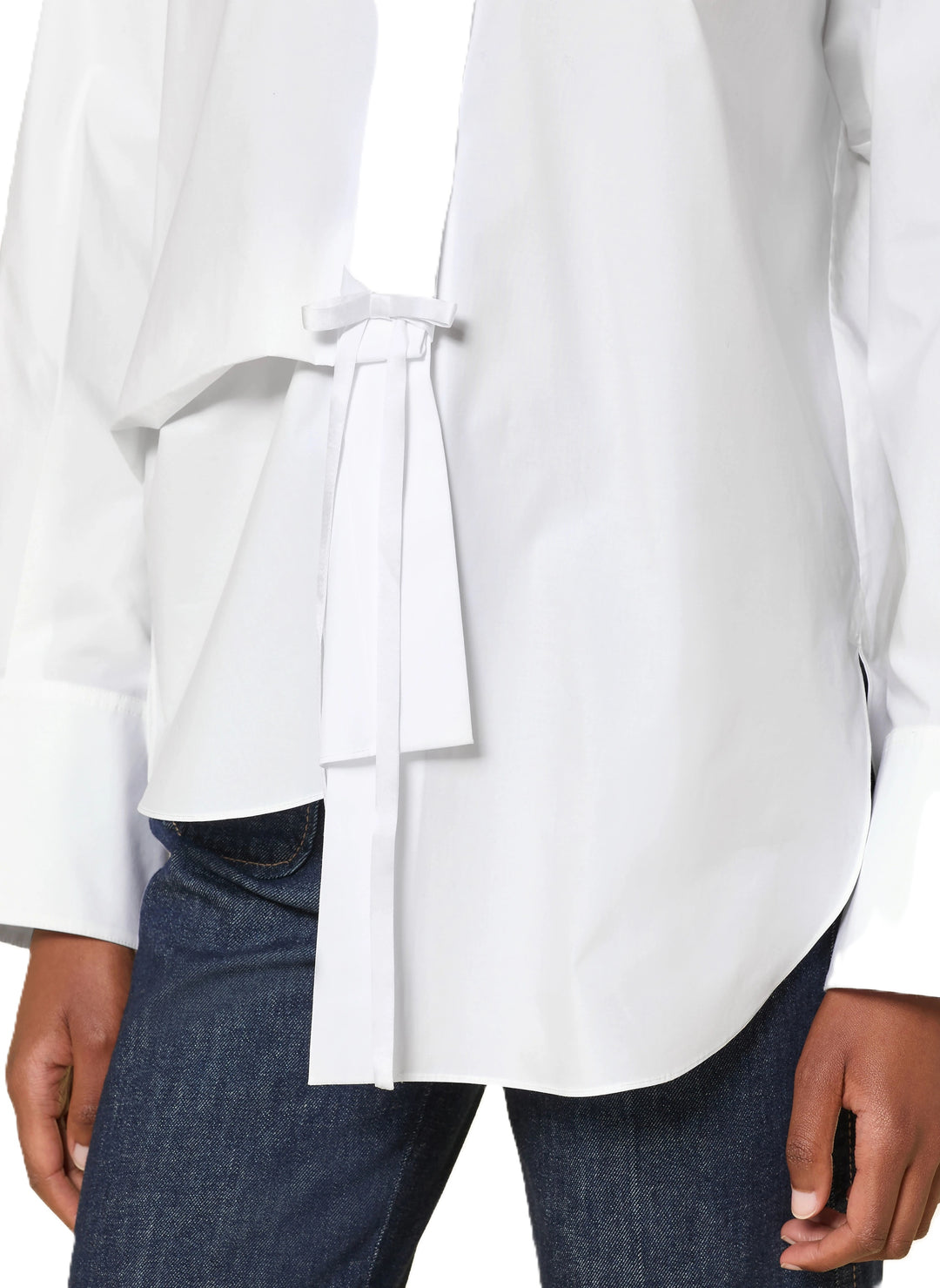 Bluse Dorothee Schumacher POPLIN POWER blouse in weiß. Sportliche Bluse von Dorothee Schumacher in weiß. Die Bluse ist länger und gerade geschnitten mit Schlitzen an den Seiten. Sie hat einen Hemdblusenkragen und eine verdeckte Knopfleiste. An den Manschetten befinden sich Knöpfe, auf der Rückseite eine Quetschfalte. Auf der Vorderseite befindet sich ein hübsches Schleifendetail und die Bluse ist asymmetrisch geschnitten.