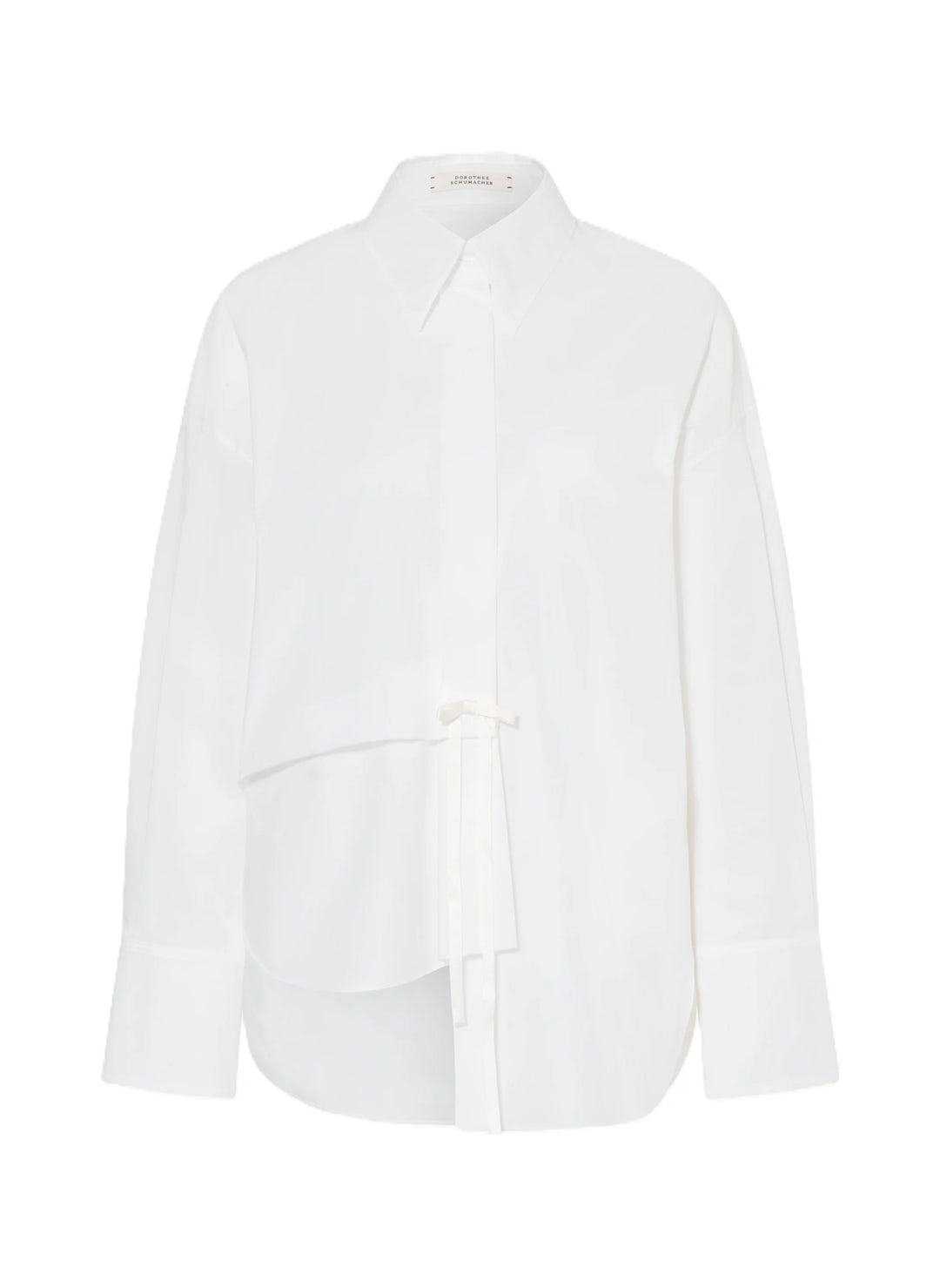 Bluse Dorothee Schumacher POPLIN POWER blouse in weiß. Sportliche Bluse von Dorothee Schumacher in weiß. Die Bluse ist länger und gerade geschnitten mit Schlitzen an den Seiten. Sie hat einen Hemdblusenkragen und eine verdeckte Knopfleiste. An den Manschetten befinden sich Knöpfe, auf der Rückseite eine Quetschfalte. Auf der Vorderseite befindet sich ein hübsches Schleifendetail und die Bluse ist asymmetrisch geschnitten.