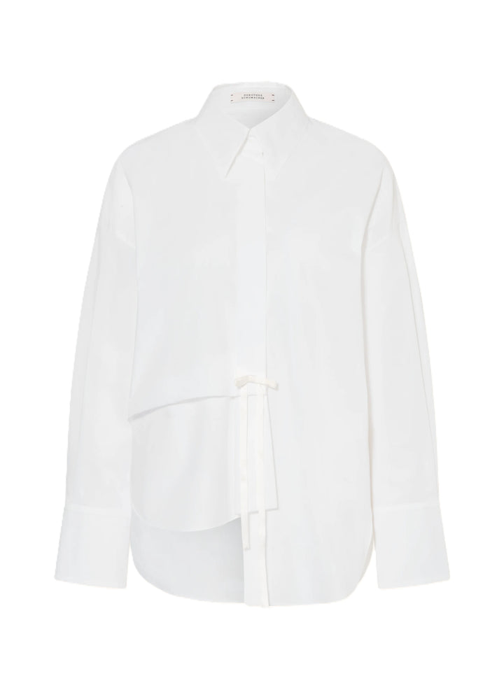 Bluse Dorothee Schumacher POPLIN POWER blouse in weiß. Sportliche Bluse von Dorothee Schumacher in weiß. Die Bluse ist länger und gerade geschnitten mit Schlitzen an den Seiten. Sie hat einen Hemdblusenkragen und eine verdeckte Knopfleiste. An den Manschetten befinden sich Knöpfe, auf der Rückseite eine Quetschfalte. Auf der Vorderseite befindet sich ein hübsches Schleifendetail und die Bluse ist asymmetrisch geschnitten.