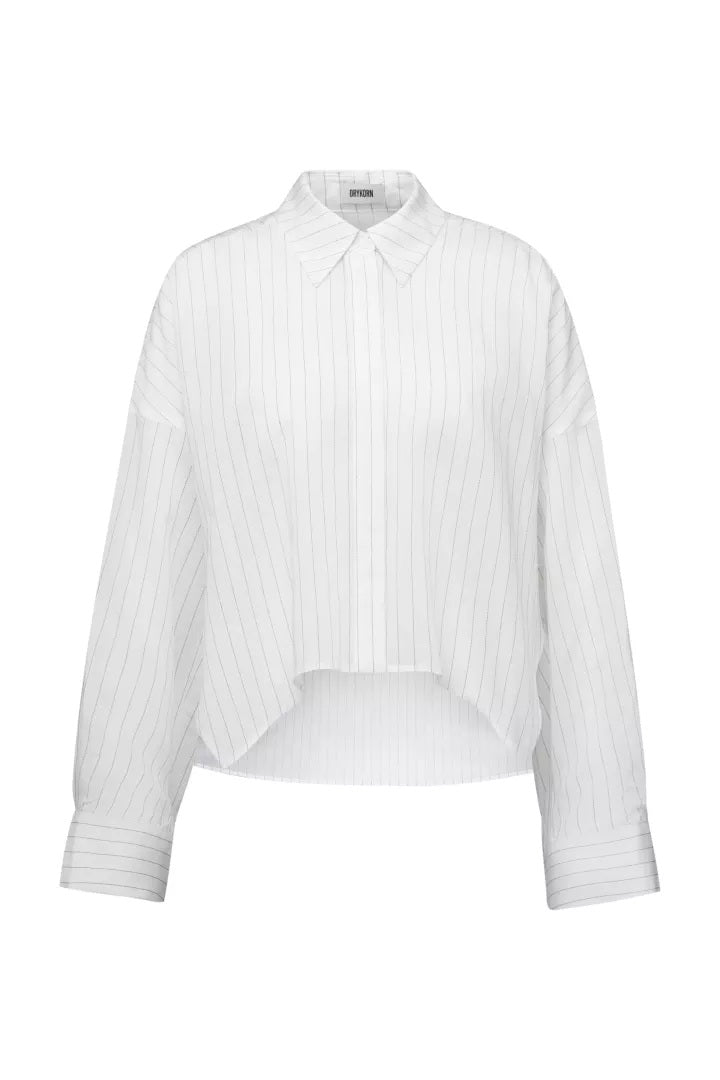 Bluse Drykorn OSHIA 10 ecru Nadelstreifen. OSHIA ist eine oversized Hemdbluse mit überschnittener Schulter und überlangen Ärmeln. Die Bluse hat einen feinen Nadelstreifen und einen Kragen. Die Knopfleiste ist verdeckt. Die Bluse ist vorne kurz geschnitten und hinten länger mit seitlichen Schlitzen. 