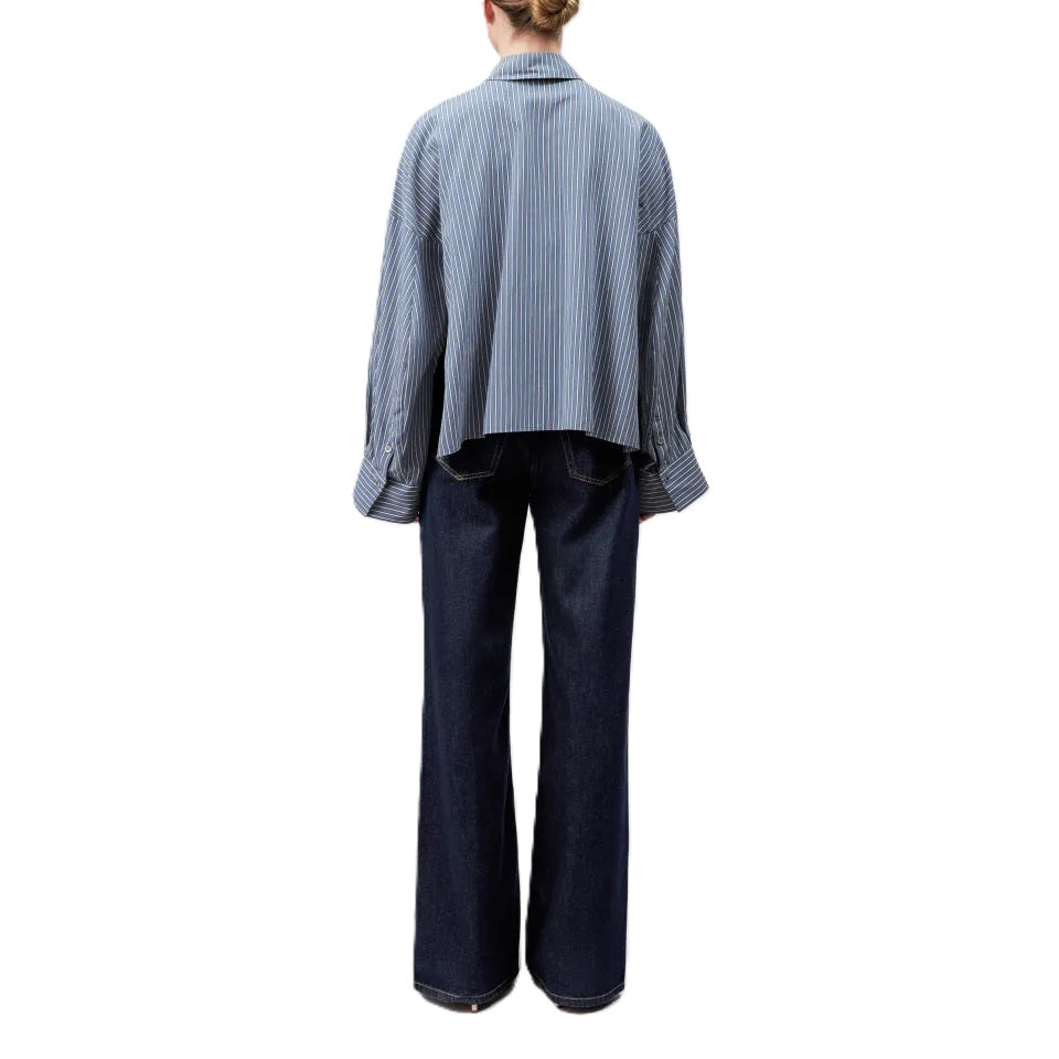 Bluse Drykorn OSHIA 10. Tolles und sportliches Streifenhemd mit Kragen und überlangen Ärmeln. Die Bluse ist sehr oversized geschnitten und sieht toll zur Jeans aus. Sie ist vorne kürzer als hinten und hat eine verdeckte Knopfleiste. Blau und weiß. 