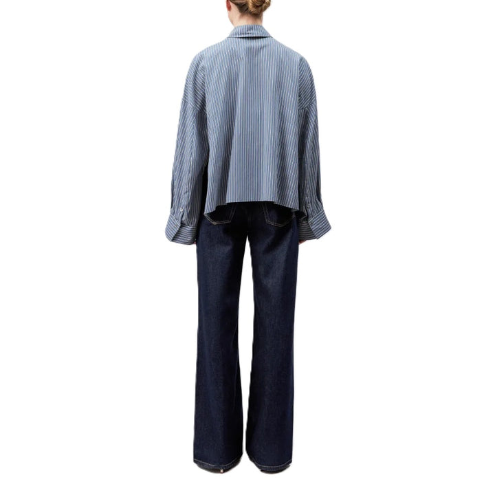 Bluse Drykorn OSHIA 10. Tolles und sportliches Streifenhemd mit Kragen und überlangen Ärmeln. Die Bluse ist sehr oversized geschnitten und sieht toll zur Jeans aus. Sie ist vorne kürzer als hinten und hat eine verdeckte Knopfleiste. Blau und weiß. 