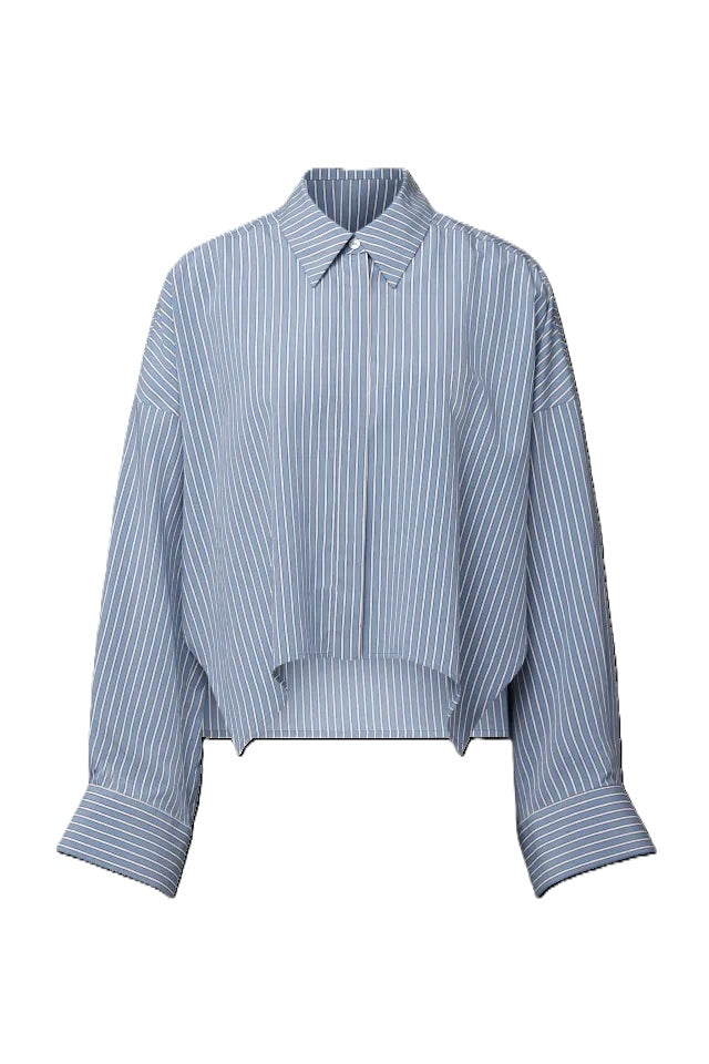 Bluse Drykorn OSHIA 10. Tolles und sportliches Streifenhemd mit Kragen und überlangen Ärmeln. Die Bluse ist sehr oversized geschnitten und sieht toll zur Jeans aus. Sie ist vorne kürzer als hinten und hat eine verdeckte Knopfleiste. Blau und weiß. 