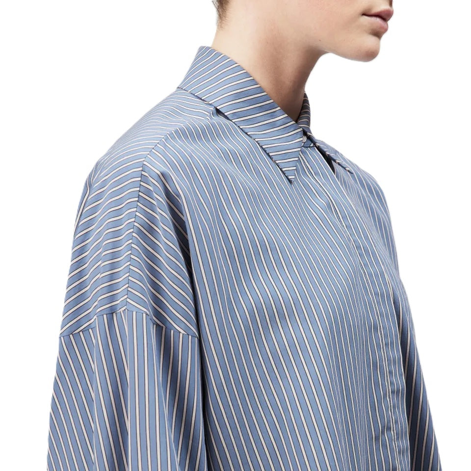 Bluse Drykorn OSHIA 10. Tolles und sportliches Streifenhemd mit Kragen und überlangen Ärmeln. Die Bluse ist sehr oversized geschnitten und sieht toll zur Jeans aus. Sie ist vorne kürzer als hinten und hat eine verdeckte Knopfleiste. Blau und weiß. 