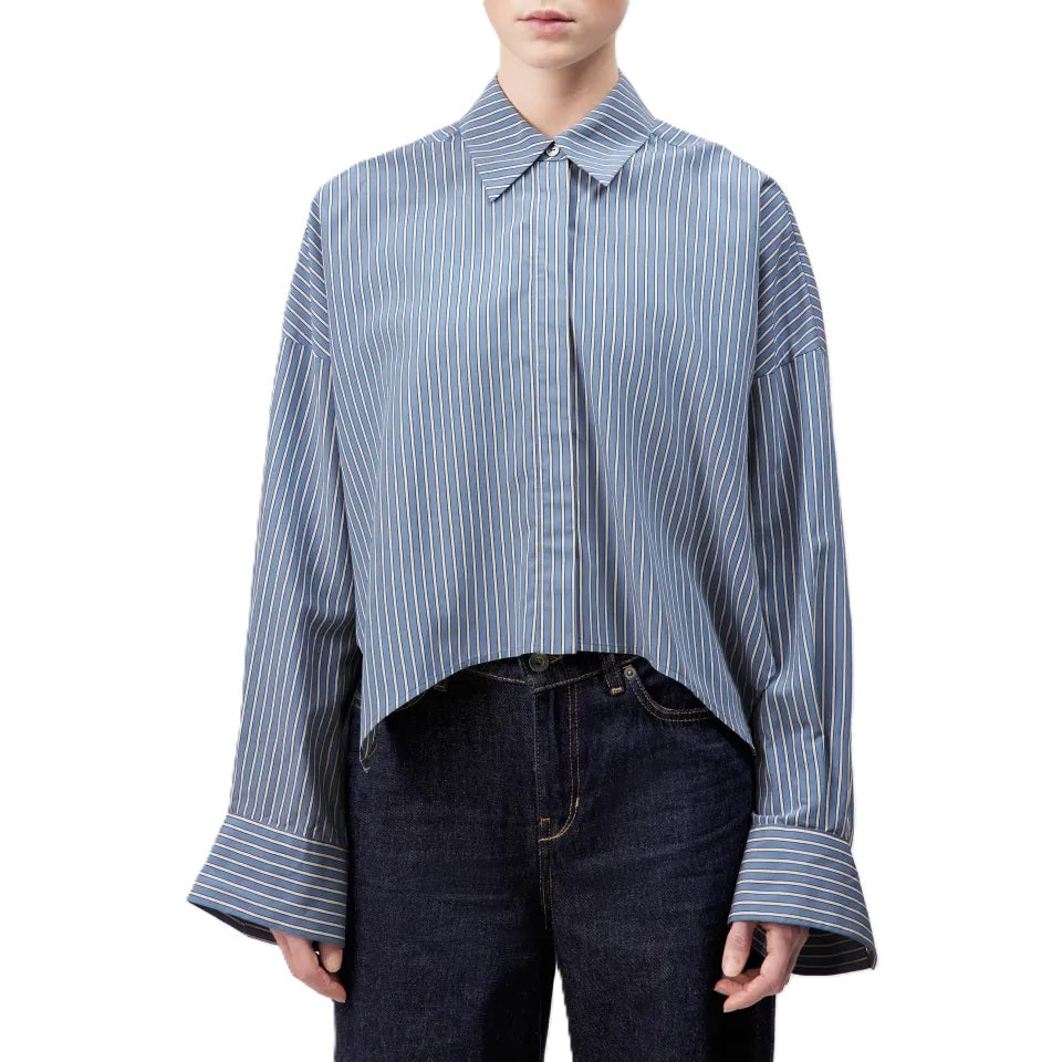 Bluse Drykorn OSHIA 10. Tolles und sportliches Streifenhemd mit Kragen und überlangen Ärmeln. Die Bluse ist sehr oversized geschnitten und sieht toll zur Jeans aus. Sie ist vorne kürzer als hinten und hat eine verdeckte Knopfleiste. Blau und weiß. 