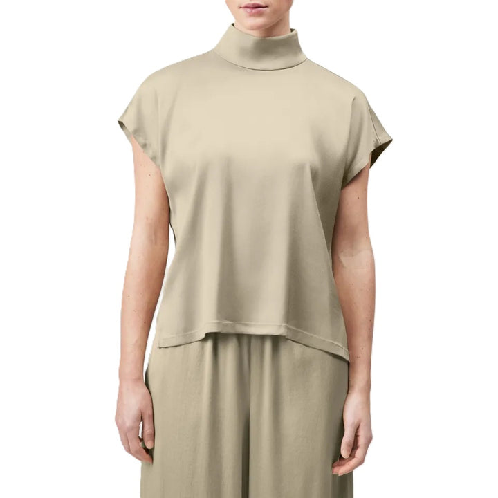 Bluse Drykorn ALARIA mit Stehkragen und aermellos kommt in Satin in beige gold und leichtem Glanz 