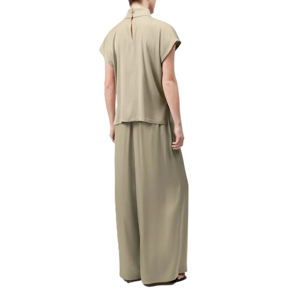 Bluse Drykorn ALARIA mit Stehkragen und aermellos kommt in Satin in beige gold und leichtem Glanz 