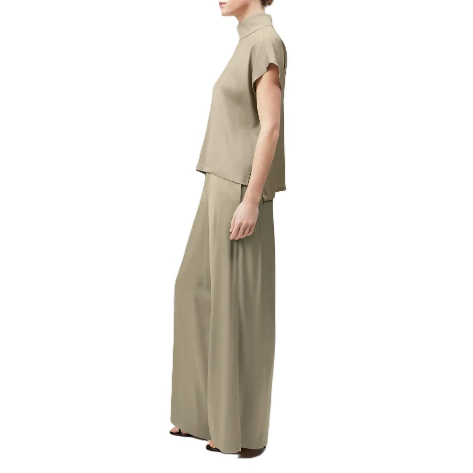 Bluse Drykorn ALARIA mit Stehkragen und aermellos kommt in Satin in beige gold und leichtem Glanz 