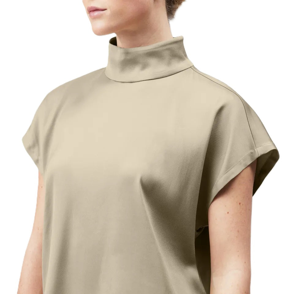 Bluse Drykorn ALARIA mit Stehkragen und aermellos kommt in Satin in beige gold und leichtem Glanz 