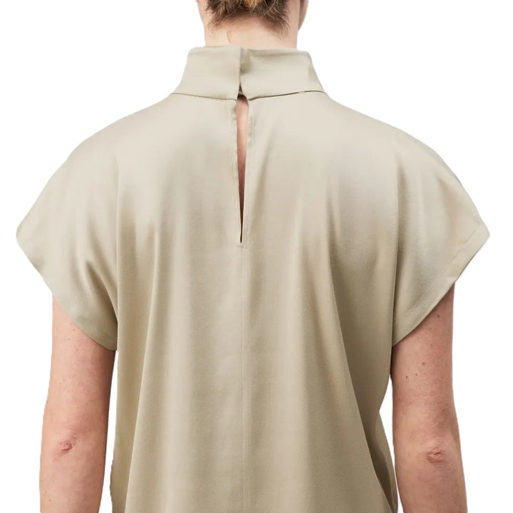 Bluse Drykorn ALARIA mit Stehkragen und aermellos kommt in Satin in beige gold und leichtem Glanz 