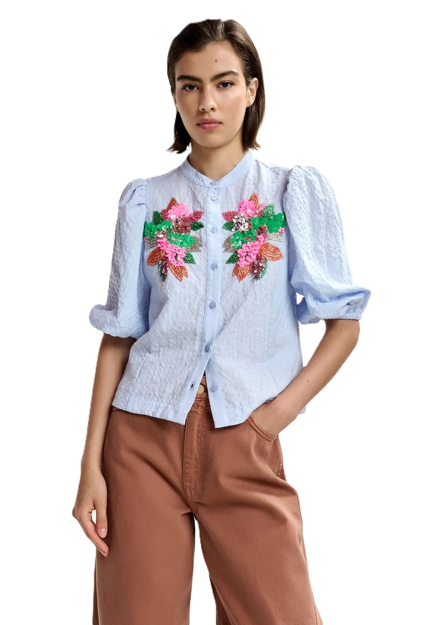 Bluse von Essentiel Antwerp Jaiden in hellblau mit bunter Blumenstickerei aus Pailletten. Halbarm mit Gummimanschette. 