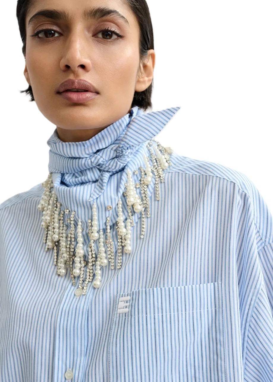 Bluse von Essentiel Antwerp Jasleen boxy mit Streifen in Blau und weiß. Die Bluse hat eine Brusttasche, ist oversized geschnitten. Das Schal mit Perlen ist dabei.
