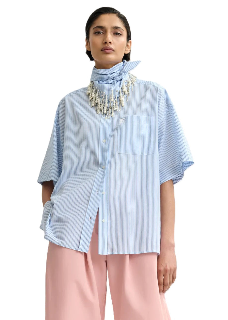 Bluse von Essentiel Antwerp Jasleen boxy mit Streifen in Blau und weiß. Die Bluse hat eine Brusttasche, ist oversized geschnitten. Das Schal mit Perlen ist dabei.