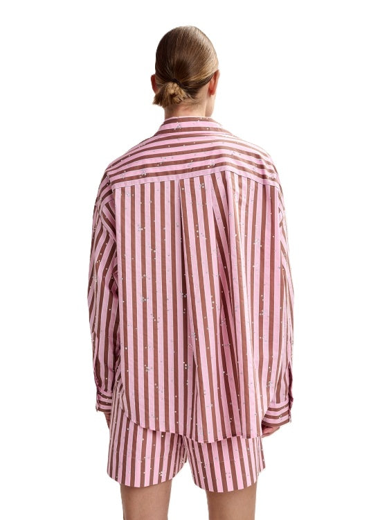 Bluse von Essentiel Antwerp JELIEF RHINESTONE SHIRT in Streifen mit Steinchen und Kragen. Die Bluse ist weit geschnitten. 