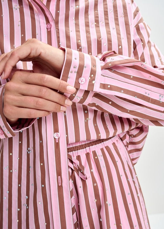 Bluse von Essentiel Antwerp JELIEF RHINESTONE SHIRT in Streifen mit Steinchen und Kragen. Die Bluse ist weit geschnitten. 