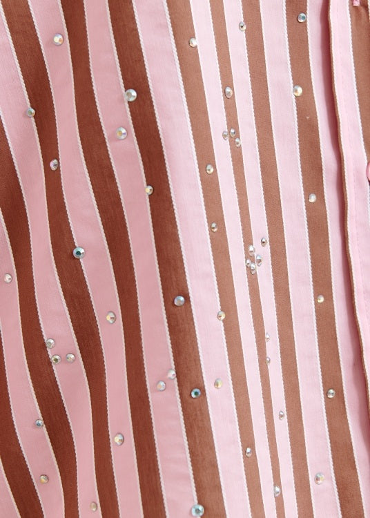 Bluse von Essentiel Antwerp JELIEF RHINESTONE SHIRT in Streifen mit Steinchen und Kragen. Die Bluse ist weit geschnitten. 